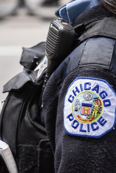 Οι αστυνομικοί πλησίασαν τα δύο άτομα στο αυτοκίνητο και ο ένας από αυτούς δεν υπάκουσε στο σήμα τους. Μετά από λογομαχία, το άτομο έβγαλε όπλο και πυροβόλησε αρκετές φορές εναντίον ενός από τους αστυνομικούς, σύμφωνα με την αστυνομία.  Ο αστυνομικός μεταφέρθηκε σε κοντινό νοσοκομείο κι αυτή τη στιγμή βρίσκεται σε σταθερή κατάσταση. Ο ύποπτος που πυροβόλησε βρίσκεται υπό κράτηση, όπως αναφέρει το Fox 32 .