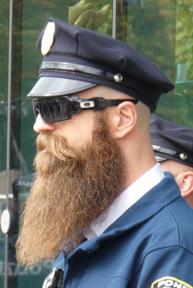 Οι αστυνομικοί του NYPD ξυρίζουν τα γένια τους