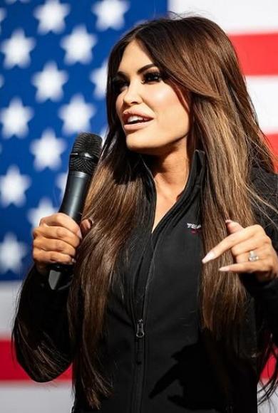 kimberly-guilfoyle-mikrofono-simaia-amerikaniki.jpg