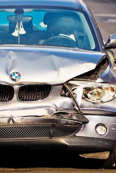 ΤΡΑΚΑΡΙΣΜΕΝΟ ΑΥΤΟΚΙΝΗΤΟ ΤΡΟΧΑΙΟ