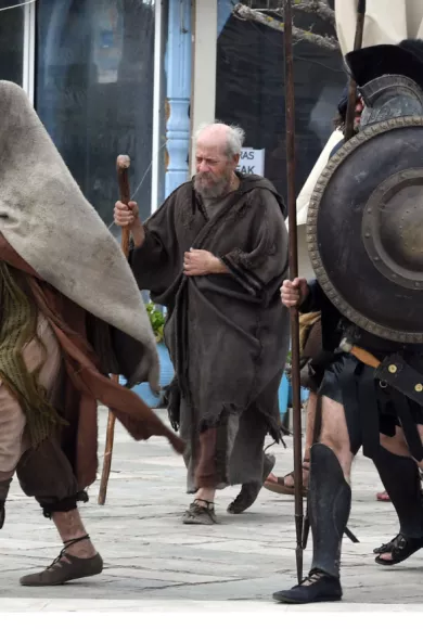 Οδύσσεια: Η Μεθώνη έχει μετατραπεί σε σκηνικό για την χολιγουντιανή ταινία – Ασπίδες, τριήρεις και περικεφαλαίες