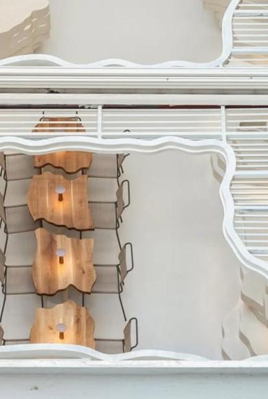 Ένα μπεργκεράδικο στην καρδιά της Αθήνας που μοιάζει να ξεπήδησε από τον κόσμο της Athens Surreal