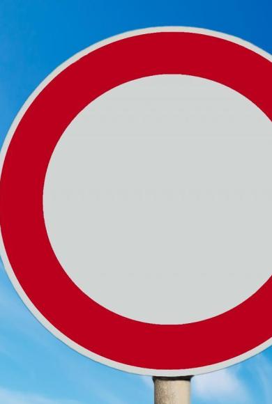 Πρόστιμο 150 ευρώ και αφαίρεση διπλώματος για τους παραβάτες οδηγούς - Τι σημαίνει το «άδειο» σήμα των ελληνικών δρόμων