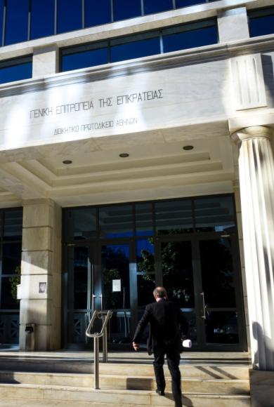 Επίθεση με βαριοπούλα και μπογιές στο Διοικητικό Εφετείο Αθήνων