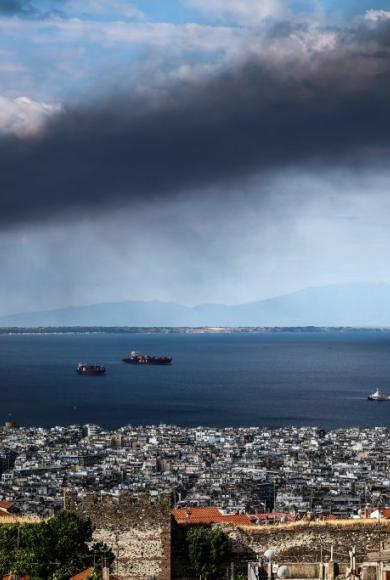 Πυκνοί καπνοί επηρέασαν μεγάλο τμήμα της Θεσσαλονίκης λόγω της φωτιάς στο Ωραιόκαστρο - Πώς αναμένεται να εξελιχθεί το φαινόμενο