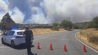 ΕΛ.ΑΣ.: 218 αστυνομικοί, 69 οχήματα και πτητικό μέσο, συνδράμουν σε περιοχές όπου εξελίσσεται η πυρκαγιά