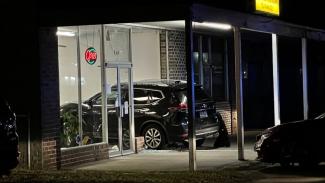 Δύο αστυνομικοί στην Ν. Καρολίνα δειπνούσαν σε εστιατόριο όταν ένα αυτοκίνητο ... έπεσε πάνω τους! 