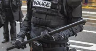 Λος Άντζελες: Ύποπτος προσπαθεί να πνίξει αστυνομικό με το ίδιο του το γκλομπ