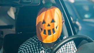 Επιτρέπεται να οδηγείς με αποκριάτικη στολή; -Το πρόστιμο που σε περιμένει