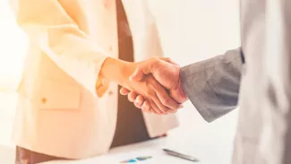 Απίστευτη απάτη από τραπεζικό: Εβγαζε εικονικά καταναλωτικά δάνεια και τσέπωσε €700.000!