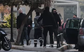 Υπόθεση 12χρονης στον Κολωνό: Προφυλακίστηκαν τέσσερα άτομα για τους βιασμούς – Ελεύθερος με όρους ο 23χρονος