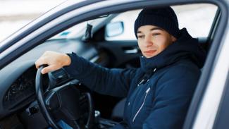 Επιτρέπεται το μπουφάν όταν οδηγείς; -Τι δηλώνει η Τροχαία, ποιο το πρόστιμο