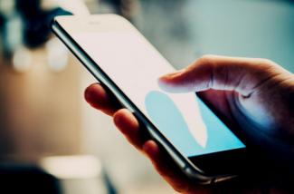 Βίντεο: Έτσι κλέβουν κινητά από καφέ στο κέντρο της Αθήνας