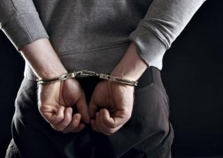 Συνελήφθη αλλοδαπός με ένταλμα σύλληψης για απόπειρα ανθρωποκτονίας, οπλοφορία και οπλοχρησία