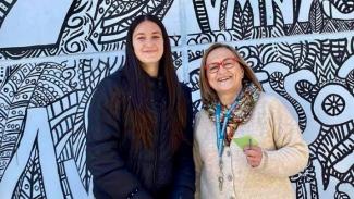 Καθηγήτρια σχολείου προσφέρει εθελοντικά μαθήματα γαλλικών σε μαθητές 