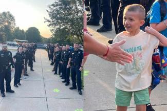 Αστυνομικοί του Λούισβιλ παρατάχθηκαν στο προαύλιο νηπιαγωγείου για να υποδεχτούν τον γιο συναδέλφου τους που σκοτώθηκε εν ώρα υπηρεσίας