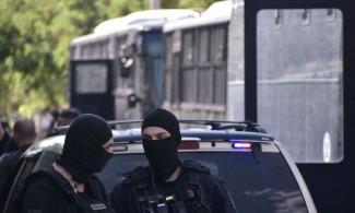 Επεισόδια στην Ευελπίδων όπου απολογούνται οι χούλιγκαν της αιματηρής συμπλοκής στη Νέα Φιλαδέλφεια - Πέταξαν μπουκάλια προς τους αστυνομικούς