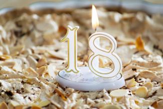 Αστυνομικοί κόβουν τούρτα γενεθλίων σε 18χρονο κλέφτη και έπειτα τον συλλαμβάνουν