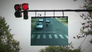 το φανάρι που παραμένει κόκκινο αν κάποιος δεν φοράει κράνος