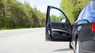 Η αστυνομία αναζητά το αυτοκίνητο χωρίς τιμόνι που κυκλοφορεί ελεύθερα στους δρόμους (video)