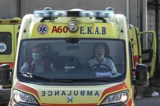 Σοβαρό τροχαίο στο Ηράκλειο: Επιχείρηση για τον απεγκλωβισμό 38χρονου