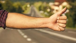 Σε ποια χώρα είναι υποχρεωτικό να παίρνεις όσους κάνουν οτοστόπ