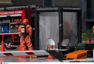 επιχείρηση περισυλλογής φακέλου από τον εξωτερικό χώρο της Βουλής