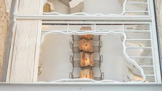 Ένα μπεργκεράδικο στην καρδιά της Αθήνας που μοιάζει να ξεπήδησε από τον κόσμο της Athens Surreal