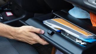 Εγκληματολόγος αποκαλύπτει: Αυτά είναι τα δύο αντικείμενα που δεν πρέπει να αφήσεις ποτέ μέσα στο αυτοκίνητο