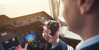 «Ούτε πουλιά δεν προσγειώνονται έτσι» -Ο Κρητικός πιλότος της Sky Express που δίνει… ρεσιτάλ σε πτήση