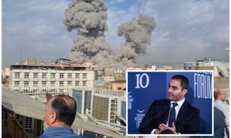 Παγκόσμια αναταραχή έχει επιφέρει η αμερικανοϊσραηλινή επίθεση που εξαπολύθηκε το πρωί του Σαββάτου στο Ιράν, η οποία προκάλεσε την άμεση αντίδραση της Τεχεράνης που από χθες εκτοξεύει πυραύλους προς τις γείτονες χώρες του Κόλπου και της Μέσης Ανατολής, μεταξύ των οποίων στο Μπαχρέιν, στο Κουβέιτ, στη Σαουδική Αραβία, στα Ηνωμένα Αραβικά Εμιράτα και στο Κατάρ.  Για τις ραγδαίες εξελίξεις στη Μέση Ανατολή, αλλά και τις επιπτώσεις που αυτές θα έχουν στην Ελλάδα, μίλησε στο Newsbomb.gr ο διεθνής δικηγόρος και 