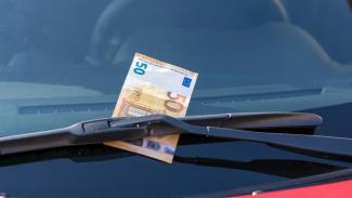 Άγνωστοι αφήνουν 50 ευρώ στο παρμπρίζ