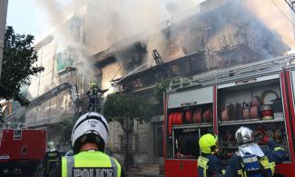Καλλιθέα: Η συγκλονιστική στιγμή που η ένοικος του φλεγόμενου σπιτιού πηδά από το μπαλκόνι