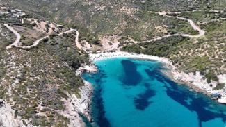 Αυτή είναι η παραλία με τη λευκή άμμο που απέχει μόλις 2 ώρες από την Αθήνα -Πού βρίσκεται