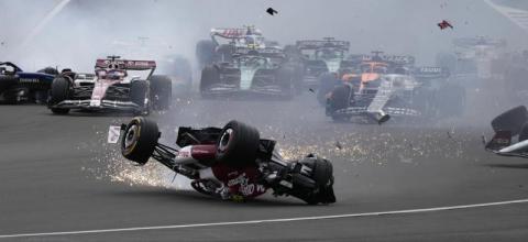 Τρομακτικό ατύχημα σε αγώνα αυτοκινήτων - To μονοθέσιο κόπηκε στα δύο (Video)