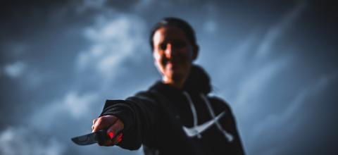 ΜΑΧΑΙΡΙ ΓΥΝΑΙΚΑ