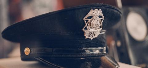 Φωτογραφία: Δήμαρχος αποκοιμήθηκε κατά τη διάρκεια της κηδείας αστυομικού στο Ώστιν