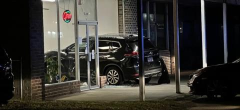 Δύο αστυνομικοί στην Ν. Καρολίνα δειπνούσαν σε εστιατόριο όταν ένα αυτοκίνητο ... έπεσε πάνω τους! 