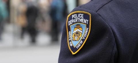 Νέα Υόρκη: Ο δήμαρχος βραβεύει δύο αστυνομικούς – Έσωσαν άνθρωπο που λιποθύμησε κι έπεσε στις ράγες του μετρό