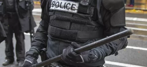 Λος Άντζελες: Ύποπτος προσπαθεί να πνίξει αστυνομικό με το ίδιο του το γκλομπ