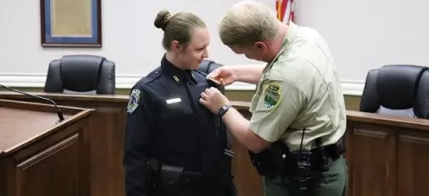 Αστυνομικός έκανε σεξ με συναδέλφους: Έχασε τη δουλειά, αλλά όχι τον σύζυγο