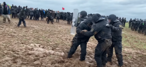 Πρωτοφανές βίντεο - Αστυνομικοί κόλλησαν στην λάσπη στη Γερμανία