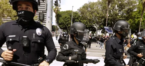 Το Αστυνομικό Τμήμα του Λος Άντζελες σχεδιάζει να ξεκινήσει την επανεκπαίδευση χιλιάδων αξιωματικών σε τακτικές ελέγχου πλήθους και νέους κανόνες για τη χρήση λιγότερο φονικών όπλων που υιοθετήθηκαν μετά από διαδηλώσεις το 2020 που έθεσαν την υπηρεσία σε σκληρό έλεγχο για την απάντησή της.  Ο αρχηγός Michel Moore και άλλοι διοικητές που παρουσίασαν τις τακτικές του LAPD στην Αστυνομική Ακαδημία του Λος Άντζελες την Πέμπτη, 8 Δεκεμβρίου, δήλωσαν ότι περίπου 8.000 αξιωματικοί, από τα χαμηλότερα επίπεδα μέχρι 