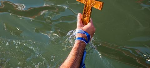 Ο αστυνομικός Λάμπρος Μακρής έπιασε τον Τίμιο Σταυρό για 6η φορά