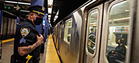 Αστυνομικοί στο Μανχάταν τράβηξαν άνδρα από τις ράγες του μετρό δευτερόλεπτα πριν περάσει το τρένο