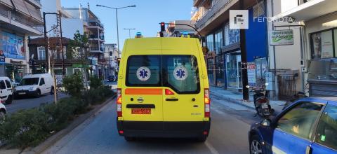 Επεσε στο κενό από τον τρίτο όροφο και σώθηκε από παρκαρισμένο αυτοκίνητο