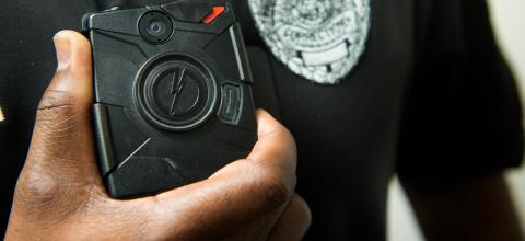 Β. Καρολίνα: Κάμερα σώματος αστυνομικού σταματάει επικίνδυνη σφαίρα