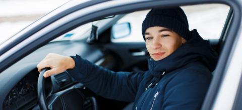 Επιτρέπεται το μπουφάν όταν οδηγείς; -Τι δηλώνει η Τροχαία, ποιο το πρόστιμο