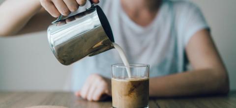 Νέα Έρευνα: Γιατί πρέπει να βάζετε γάλα στον καφέ σας