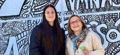 Καθηγήτρια σχολείου προσφέρει εθελοντικά μαθήματα γαλλικών σε μαθητές 